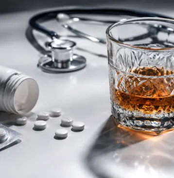 Почему смертельно опасно совмещать Димедрол с алкоголем и к каким последствиям это приводит