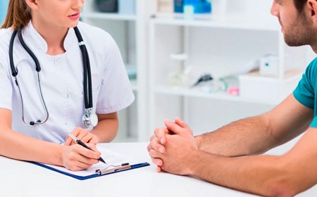 Врач и пациент сидят вместе за столом